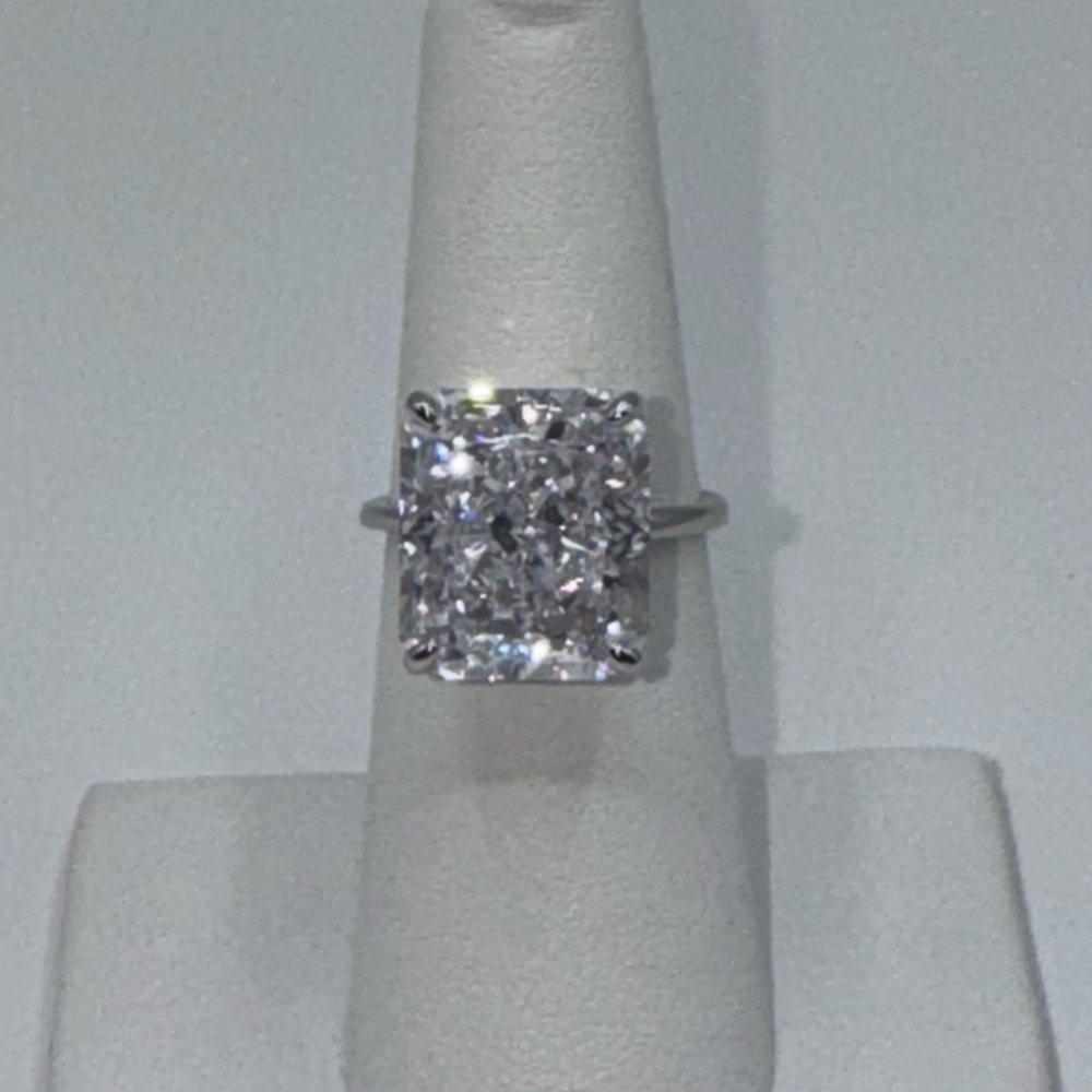 18k 7ct Radiant Cut Ring - Picture 11 of 16